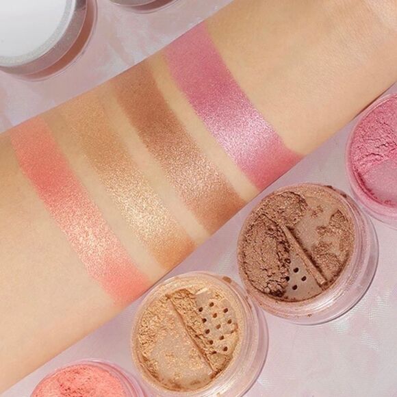 NIB Powdered Blush - Picture 1 of 4